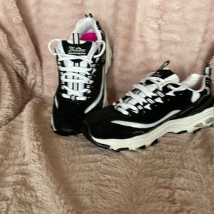 Sketchers tennis shoes